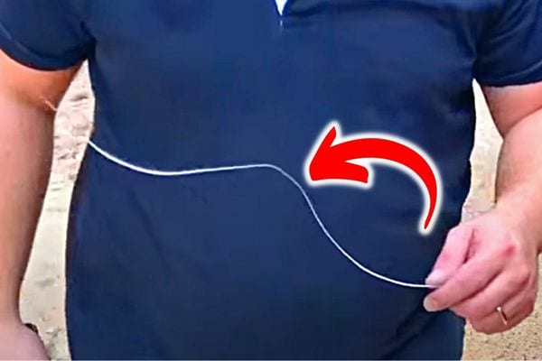 Un homme qui tient un fil en fer 