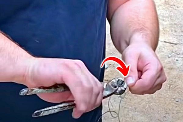 Un homme qui tourne un fil en fer à l'aide d'une pince 