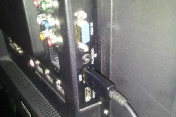 Un fil usb noir branché sur une télé