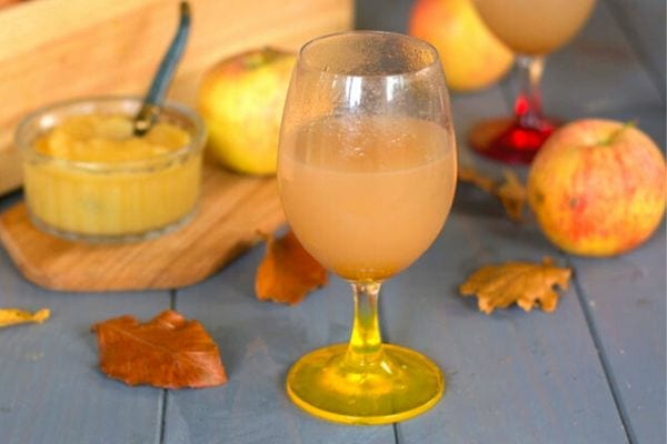 Succo di bucca di mela in einem Bicchiere