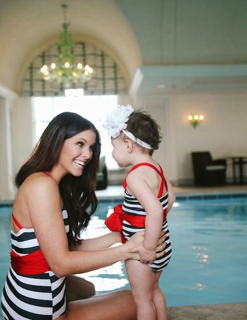 Une mère avec sa fille habillée de la même manière style zèbre proche d'une piscine