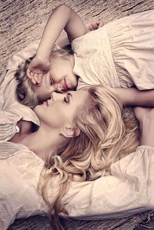 Une mère avec sa fille qui sont couchées au sol