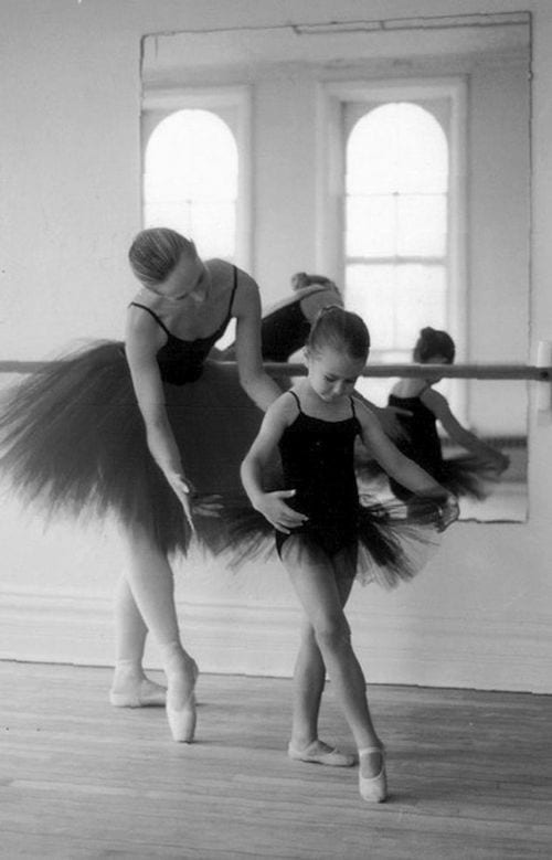 Une mère et sa fille qui font de la danse classique
