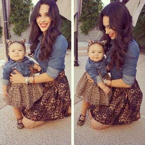 Une mère avec sa fille bébé avec des jupes léopard