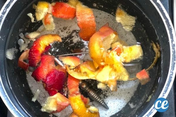 Die Mischung klein in einen Aluminiumbehälter füllen