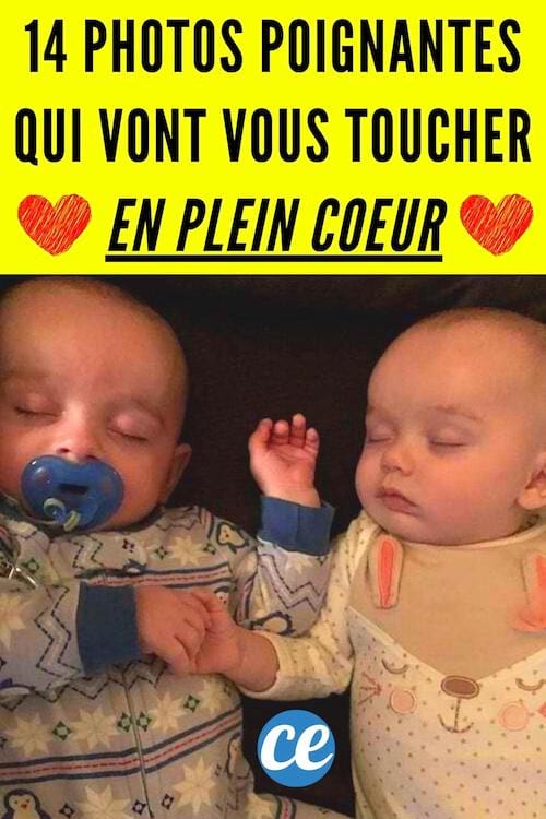 Une photo de 2 jumelles bébés qui se tiennent la mains en dormant