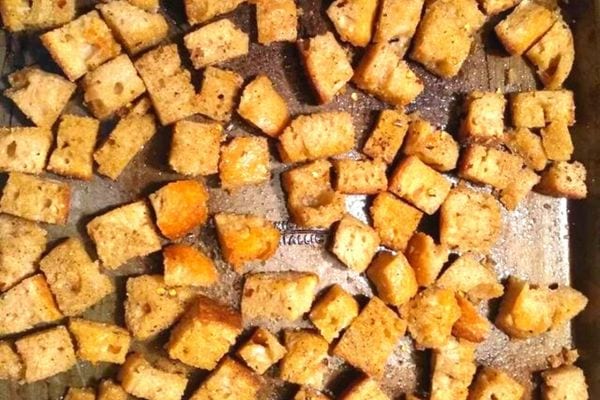 Plusieurs petits croûtons en forme de cube