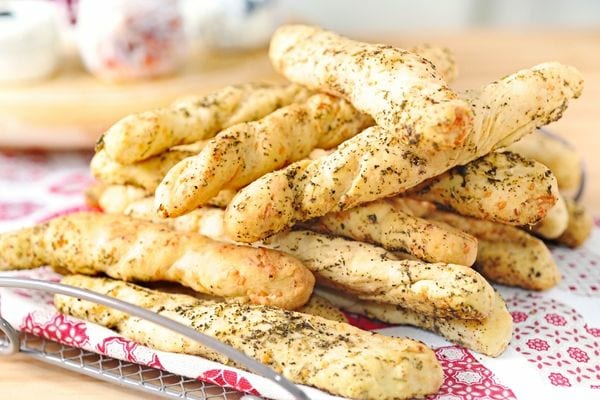 Plusieurs gressins sur un torchon rouge