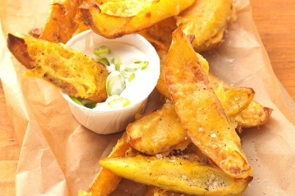 Plusieurs pommes de terre découpées dans une sauce