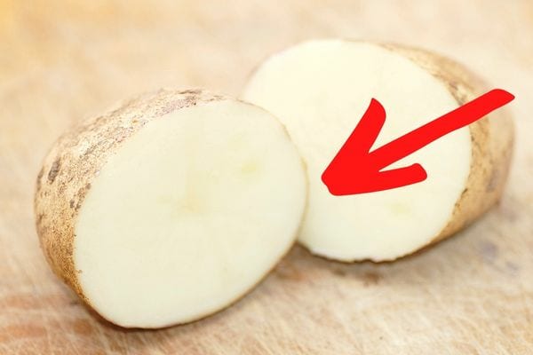 Une pomme de terre découpée en deux 