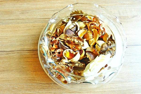 Ein Potpourri in einer großen Glaskanne