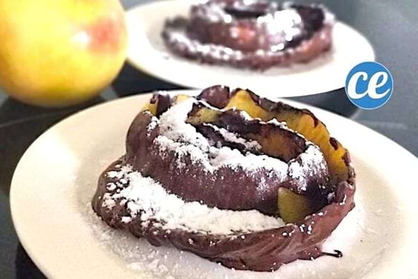 Cioccolato-Rosette auf weißem Teller mit Zucchero a Velo Sopra