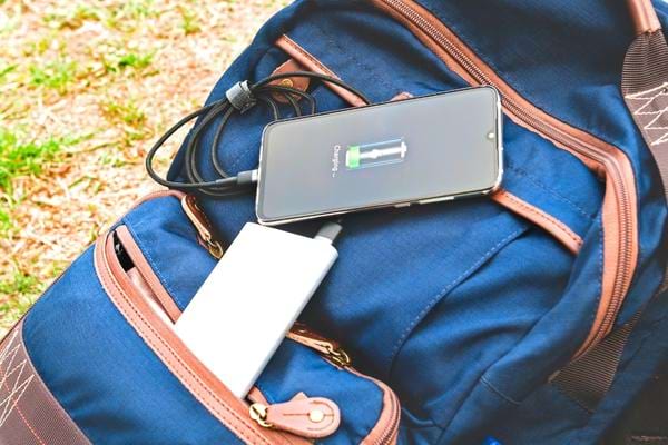 Un sac à dos avec batterie intégrée qui recharge le portable sans électricité
