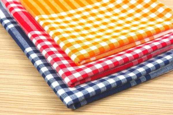 Trois torchons de multiples couleurs posés l'un sur l'autre