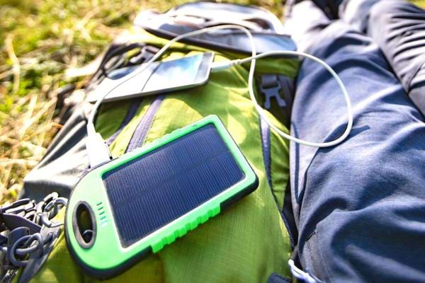 Un chargeur solaire qui permet de recharger son portable sans électricité