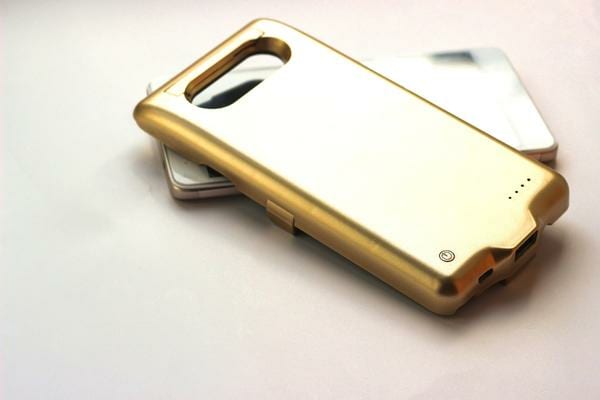 Une coque batterie qui permet de recharger un smartphone sans électricité