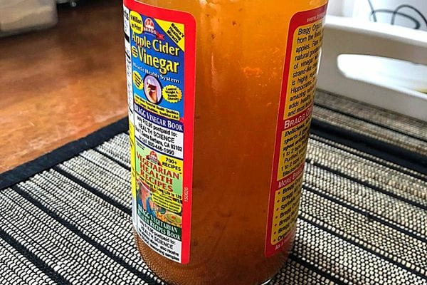 Une bouteille de vinaigre de cidre sur le côté