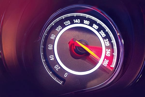 L'aiguille d'accélération qui est au max 