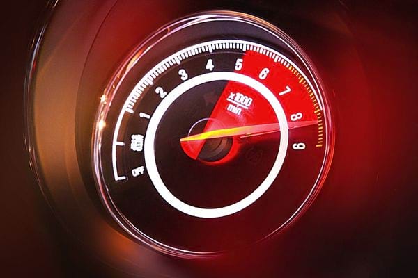Un compteur dans une voiture avec l'aiguille rouge