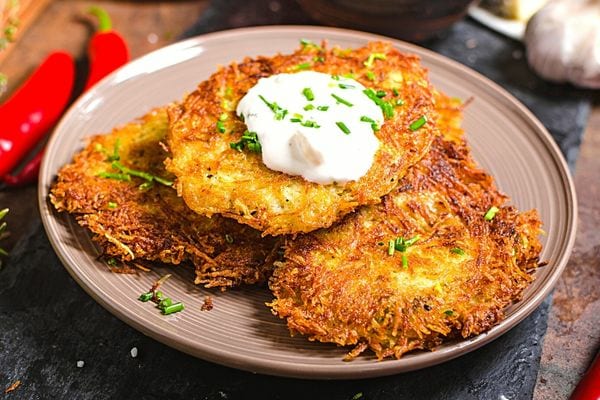 Une assiette marron remplie de galettes de pommes de terre