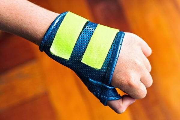 Une personne qui porte une atelle sur son poignet