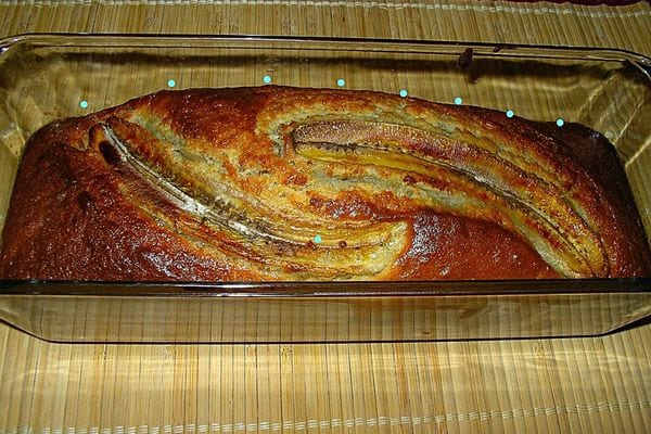 Bananenbrot in einer Glasschale