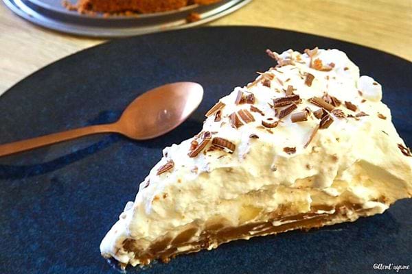 Eine Banofie-Torte auf einem Teller mit einem Teelöffel