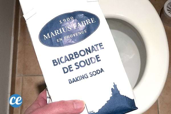 Une personne qui tient du bicarbonate de soude 