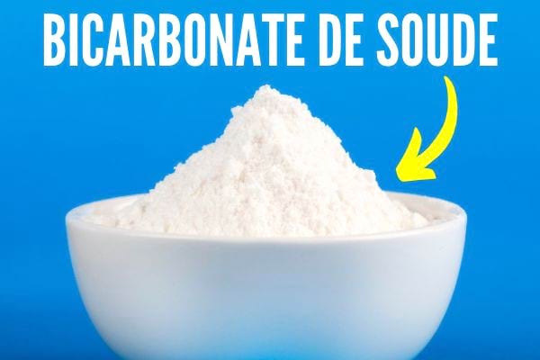 Un bol de bicarbonate de soude : la solution miracle contre les pellicules ?