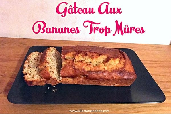 Un cake à la banane découpé 