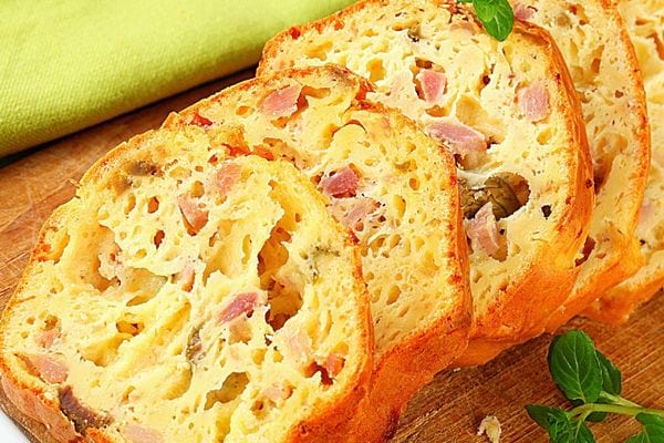 Un cake avec du jambon découpé en tranches