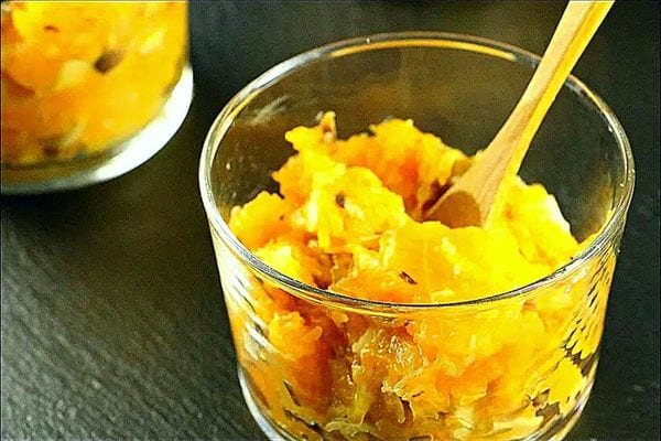 Ein Kürbis-Bananen-Honig-Kompott in zwei Glasbehältern