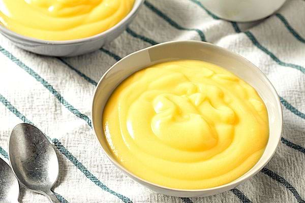 De la crème dessert dans deux petites coupelles blanches