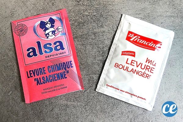 Deux petits sachets de levure chimique et boulangère 