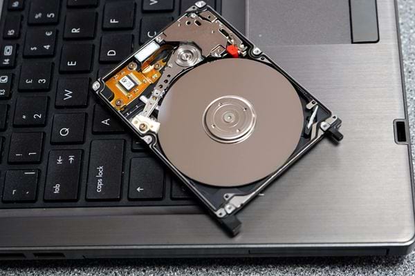 Un disque dur posé sur un pc portable
