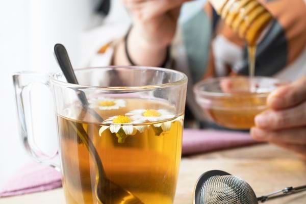 Du miel mélangé à du thé pour soulager les crises d'asthme sans médicaments