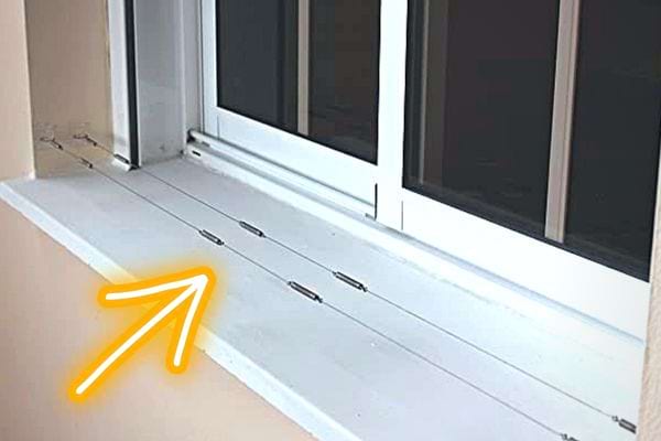 Zwei Drähte spannten sich in der Nähe eines Fensters