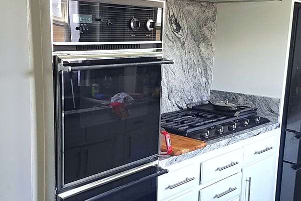 Un four noir dans une cuisine