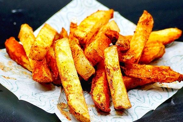 Plusieurs frites dans un sopalin 