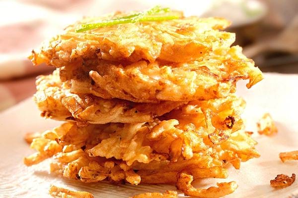 Plusieurs galettes de pommes de terre l'une sur l'autre