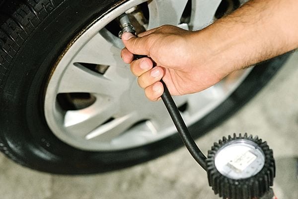 Une personne qui gonfle son pneu 