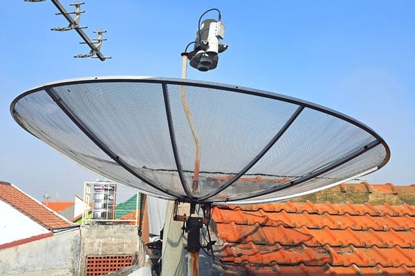 Une grande parabole sur un toit