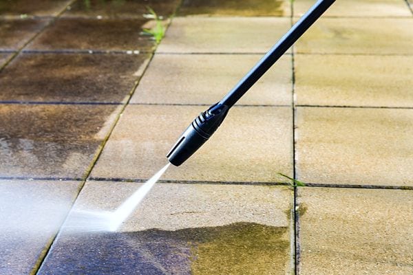Ein Wasserstrahl zum Reinigen einer Terrasse