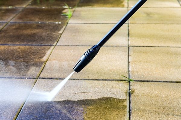 Un jet d'eau pour nettoyer une terrasse 