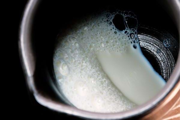 Du lait cru dans un sceau qui peut être dangereux pour la santé