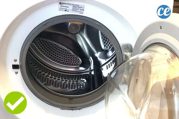 Une machine à laver ouverte 