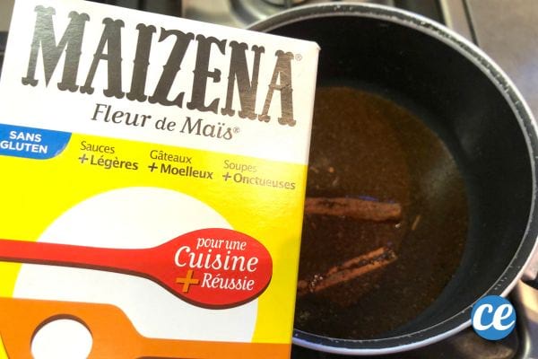De la maïzena juste au dessous d'une casserole remplie de cannelle, aux clous de girofle et au café