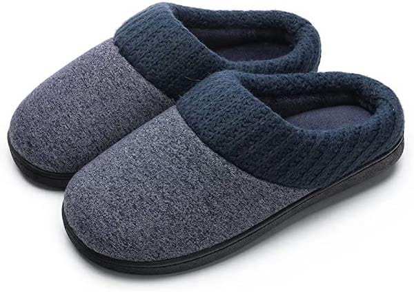 Une paire de pantoufle en laine bleue sur un fond blanc