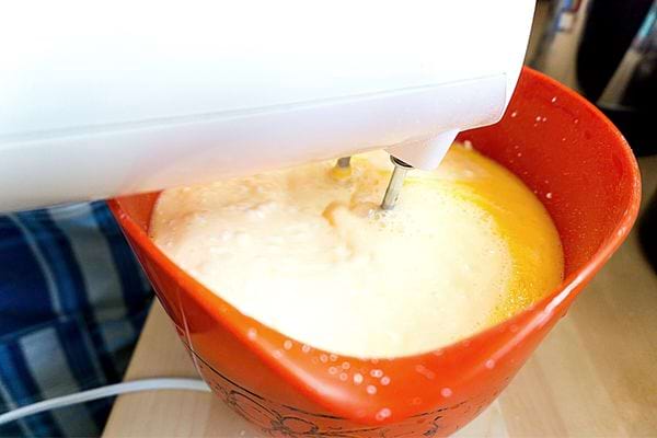 Une machine à mélanger dans un bol contenant de la pâte 