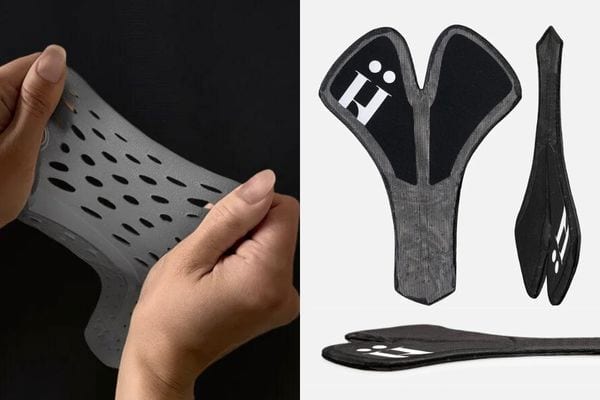 Une femme qui écarte un padd dans ses mains